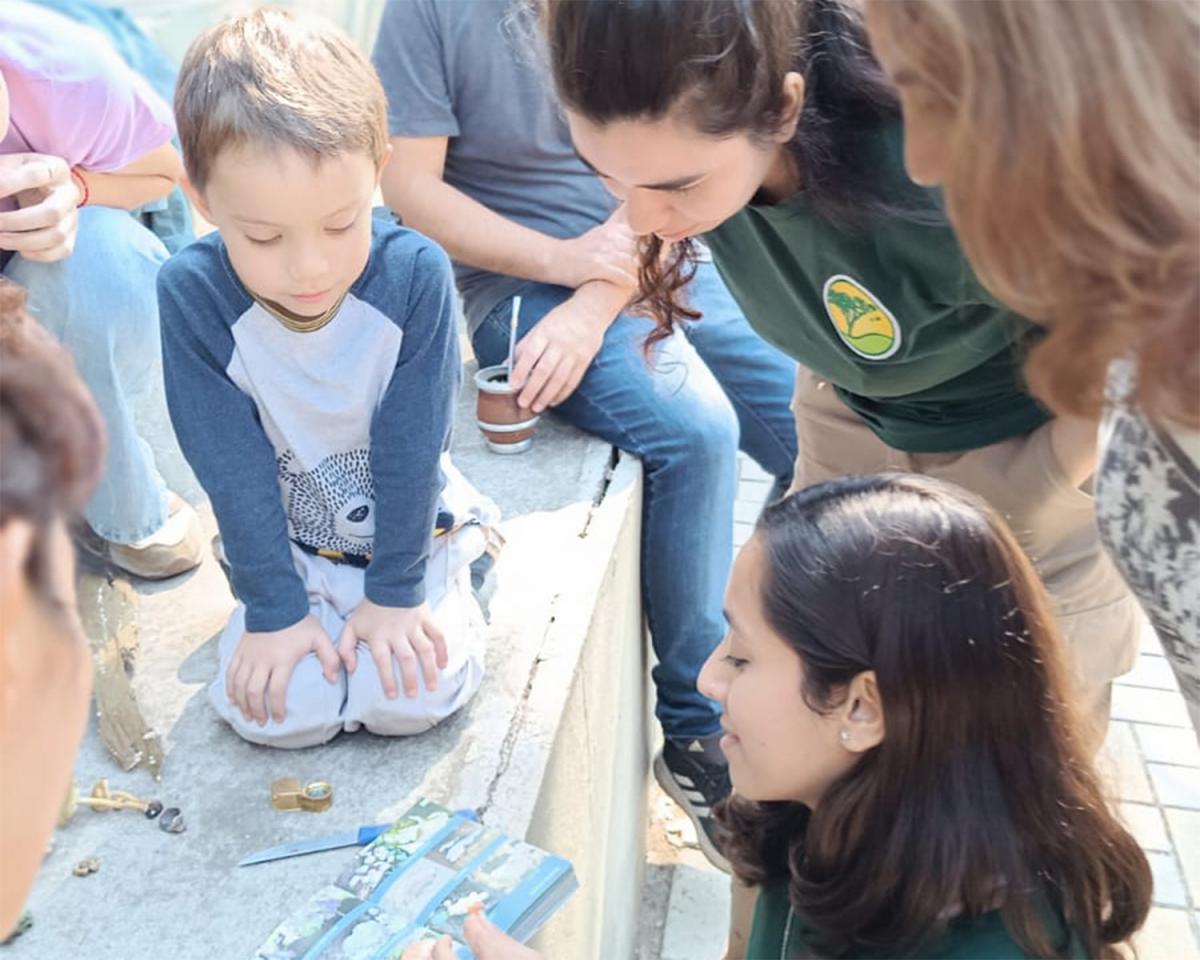 GUÍAS. Agustina Cañizares y Sofía Zisner se encargan del taller de hongos en el Jardín Botánico de Horco Molle.