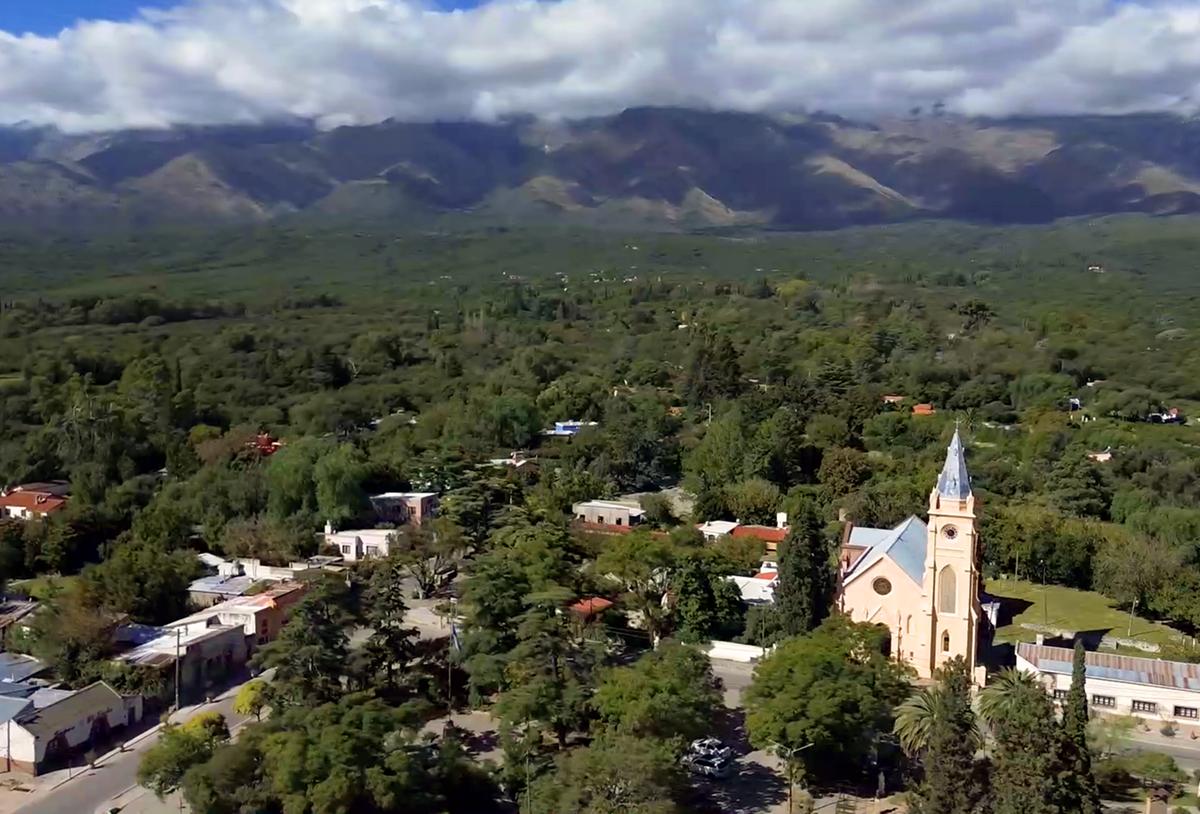 Vino, bosques y caminatas: un bello pueblito cordobés para visitar en vacaciones de invierno