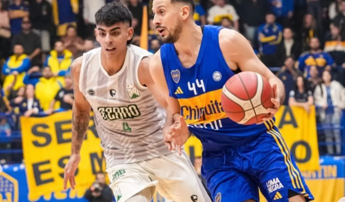 EN MARCA. Lezcano (camiseta 4) intenta quitarle la pelota a Martín Cuello. 