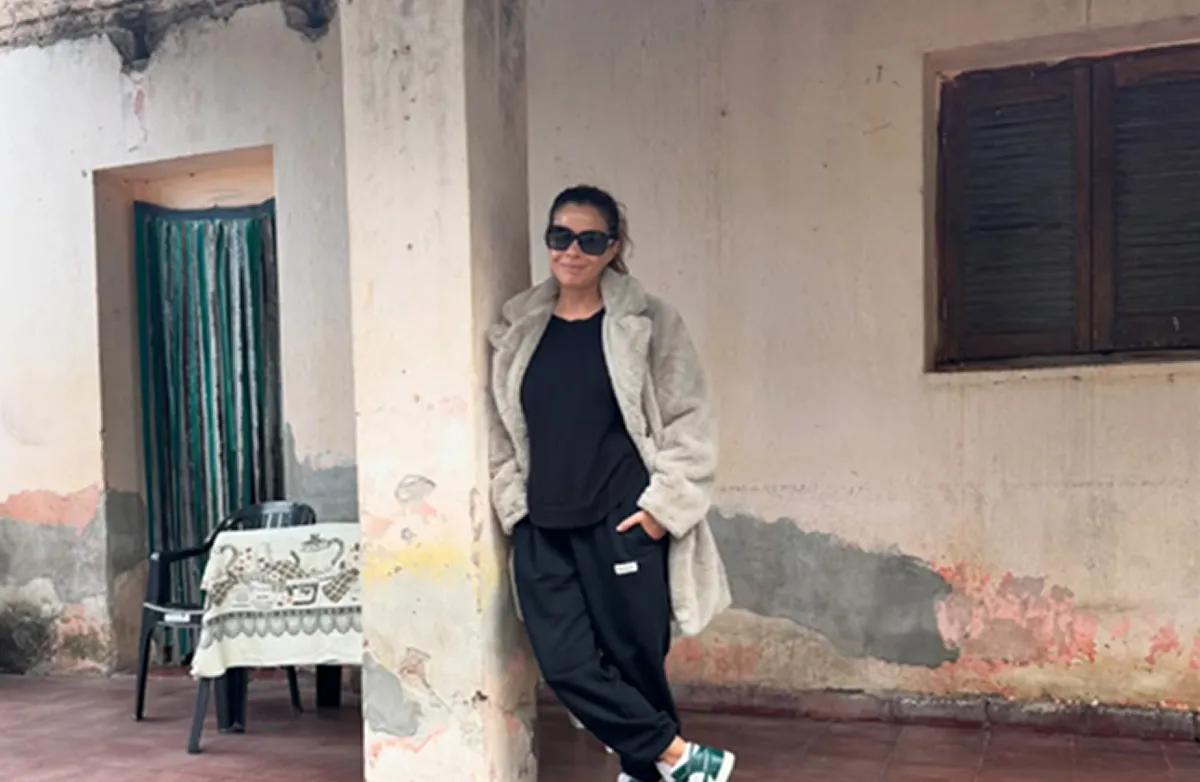 Julieta Ortega en la casa de Lules de su padre.