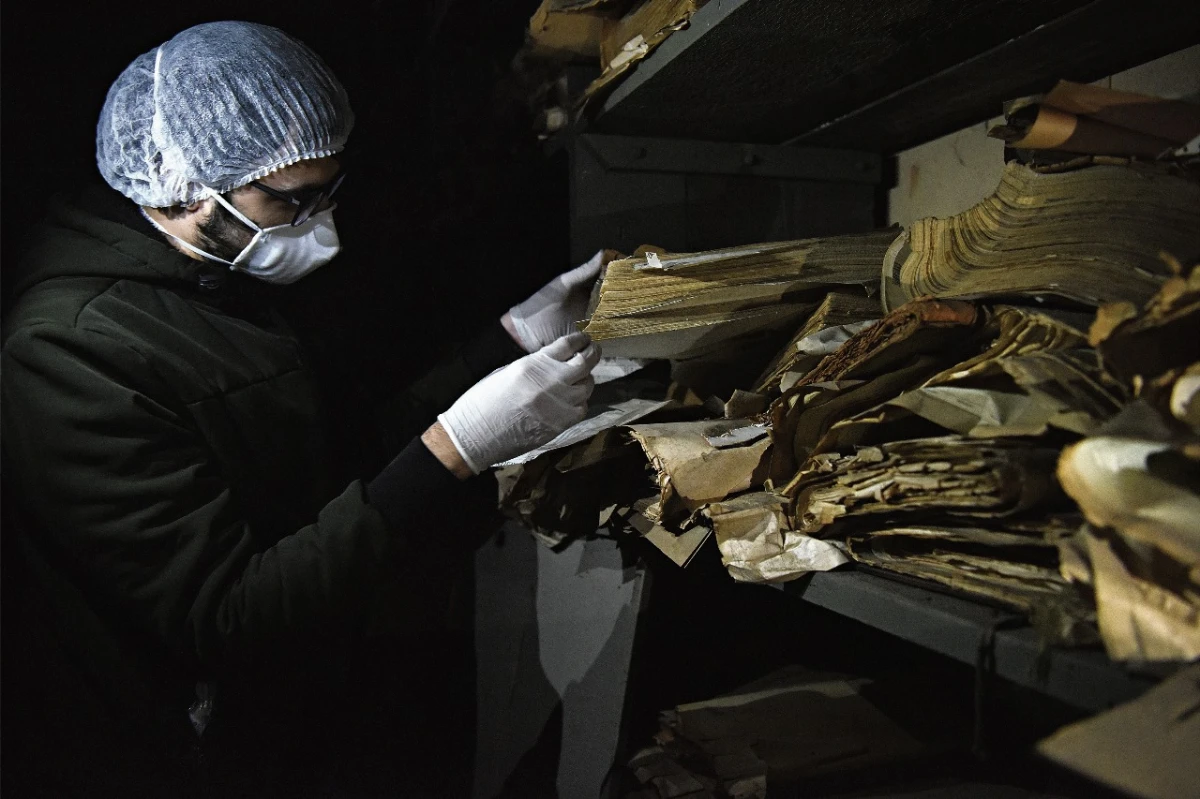 LINTERNA. En la sala donde se encuentran algunos papeles no hay luz por lo que los encargados del proyecto se alumbran con sus celulares. LA GACETA/ FOTO DE ANALÍA JARAMILLO
