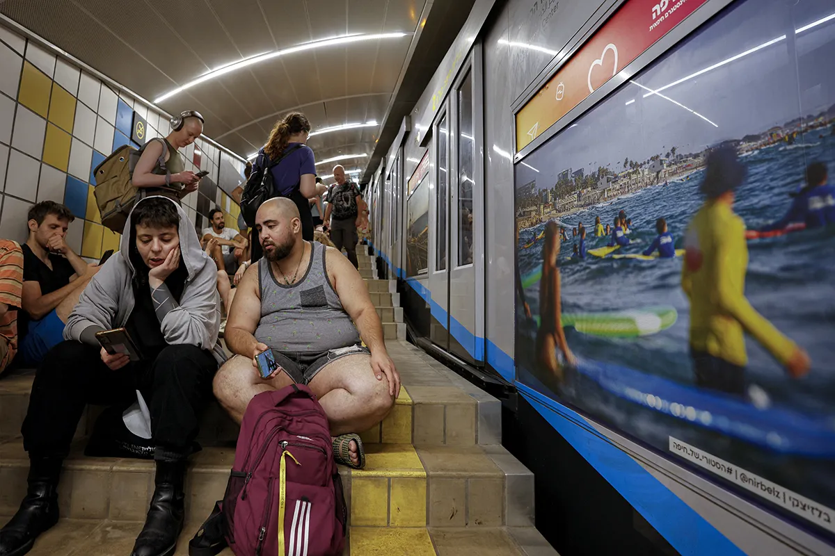 A RESGUARDO. La estación Carmelit, en Haifa, se convierte en refugio, ante el miedo a un bombardeo iraní.