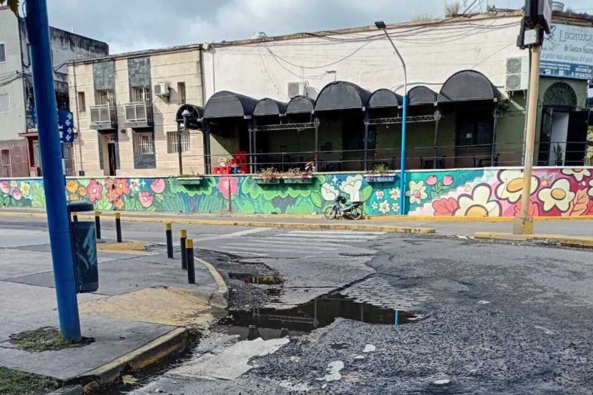 Los cráteres de Marco Avellaneda y 24 de Septiembre son un peligro que crece