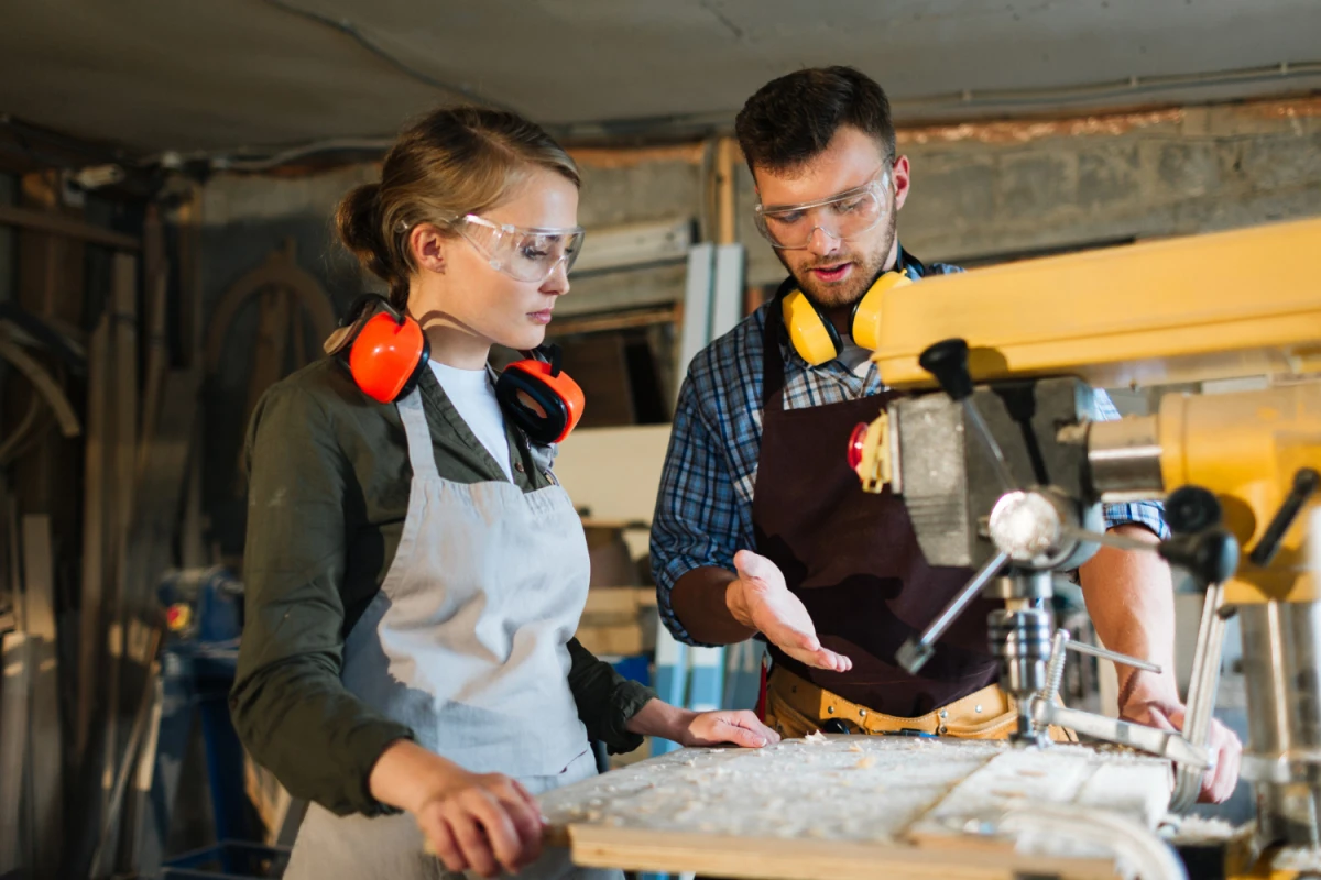 FUTURO PROFESIONAL. En España, la Formación Profesional ya supera a la universidad en inserción laboral y se proyecta como la vía más elegida por los jóvenes para acceder a empleos.