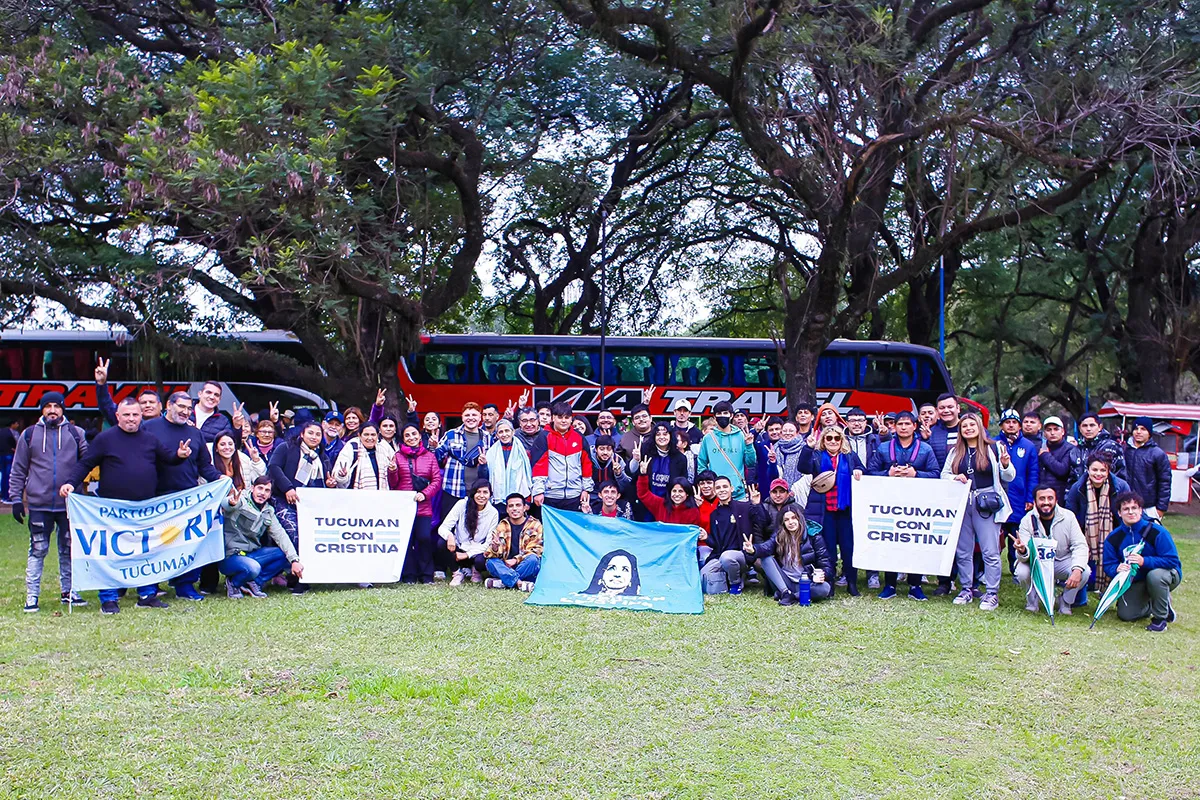 PRESENTES. Una comitiva de tucumanos partió rumbo a Buenos Aires para apoyar a la ex presidenta Cristina Fernández de Kirchner.