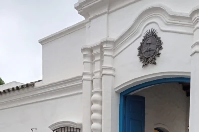 Con los ojos tapados, los artistas reclamaron en una acción urbana