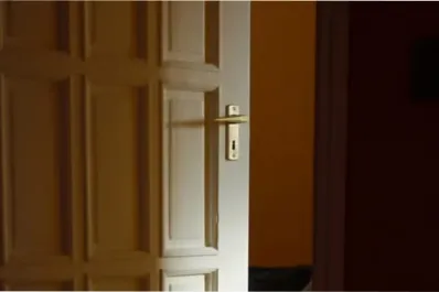 Por qué dormir con la puerta cerrada de la habitación puede salvarte la vida, según la ciencia