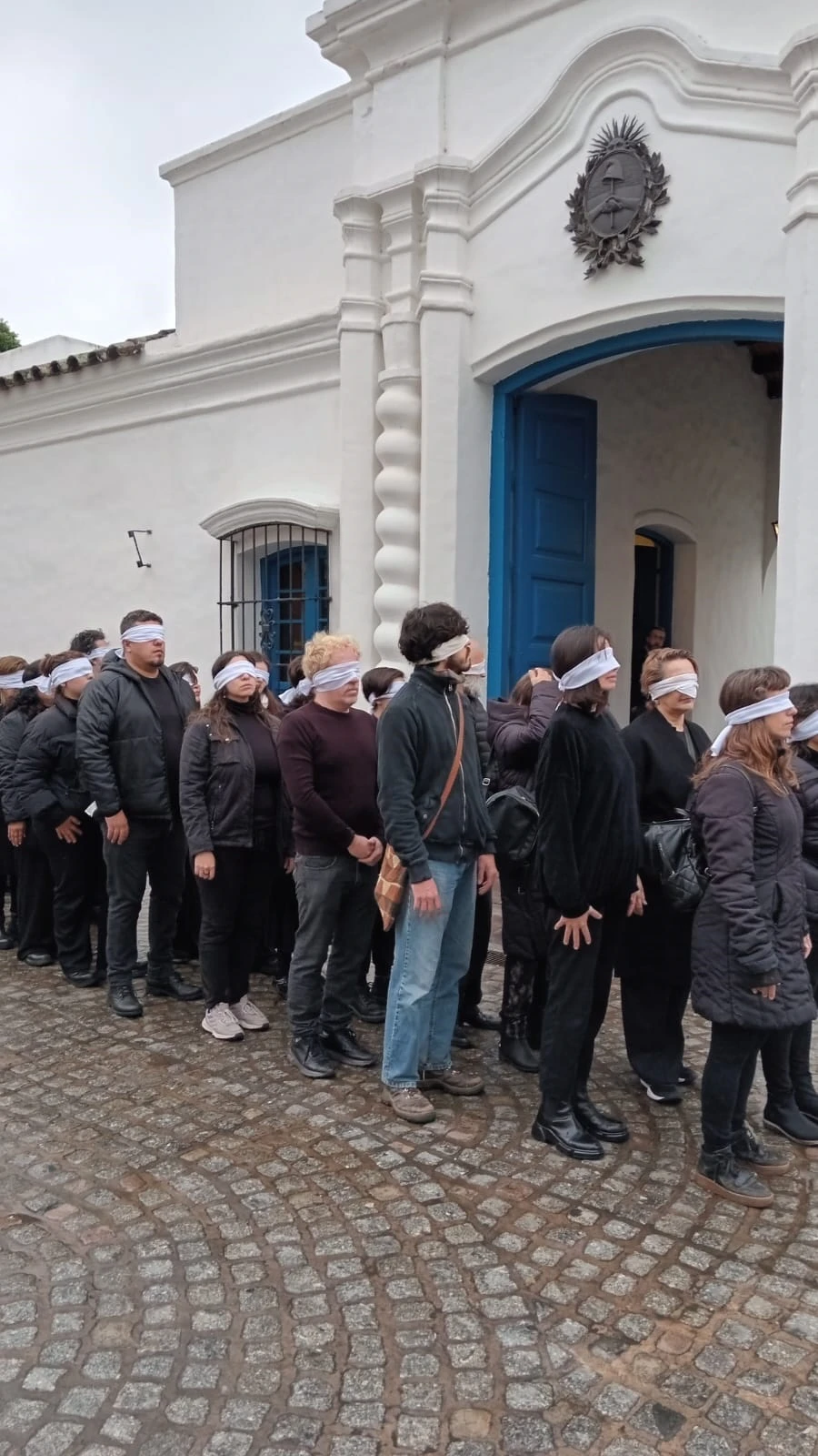 EN LA CALLE, FRENTE A LA CASA DE GOBIERNO. Decenas de artistas visuales expresaron con sus pañuelos sus reivindicaciones.