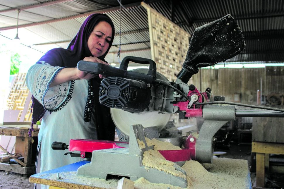 CARPINTERÍA. En Hunzu no hay género para las profesiones, como en este caso del trabajo con madera.