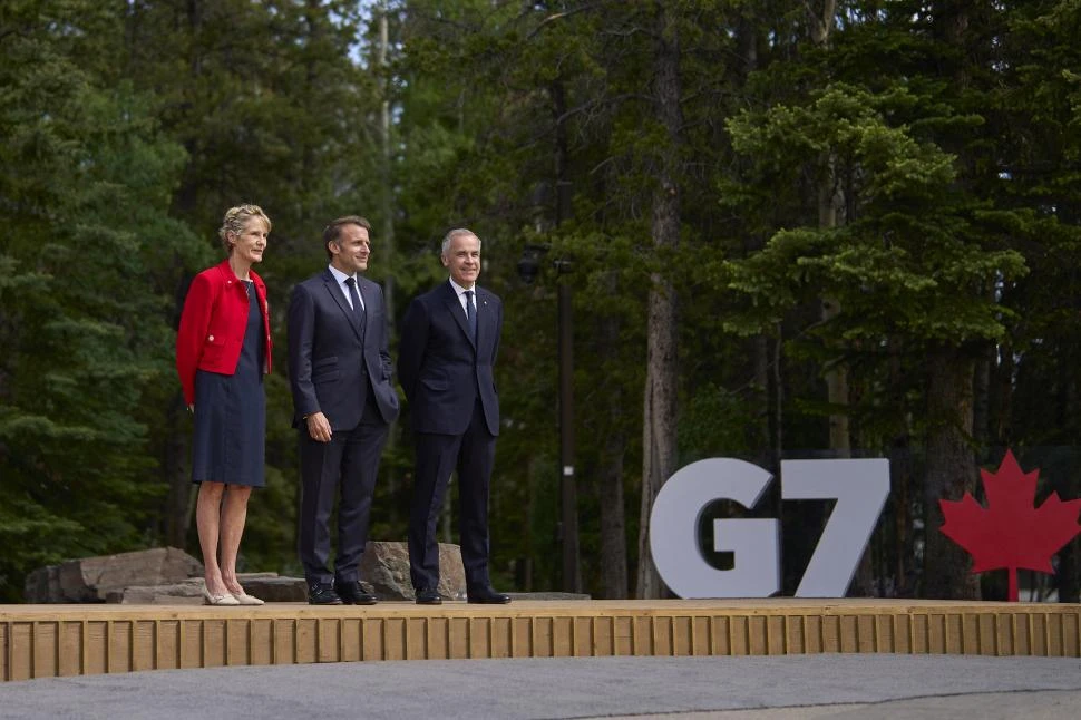 RECEPCIÓN. El primer ministro de Canadá y su esposa reciben a Macron.