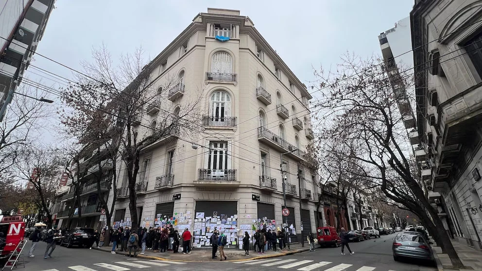 VIGILIA. El kirchnerismo aseguró que los militantes continuarán frente al departamento de la ex presidenta.
