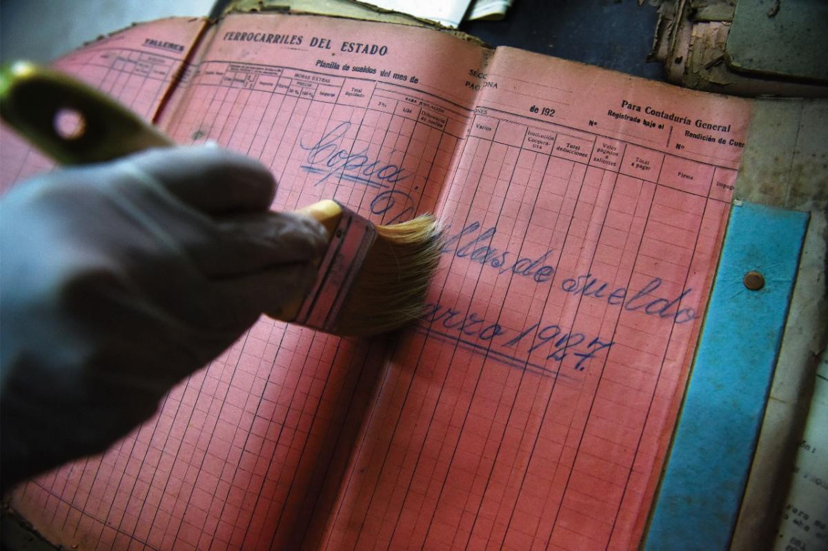 CALIGRAFÍA PERFECTA. Hay planillas contables entre los archivos que se hallaron. LA GACETA/ FOTO DE ANALÍA JARAMILLO