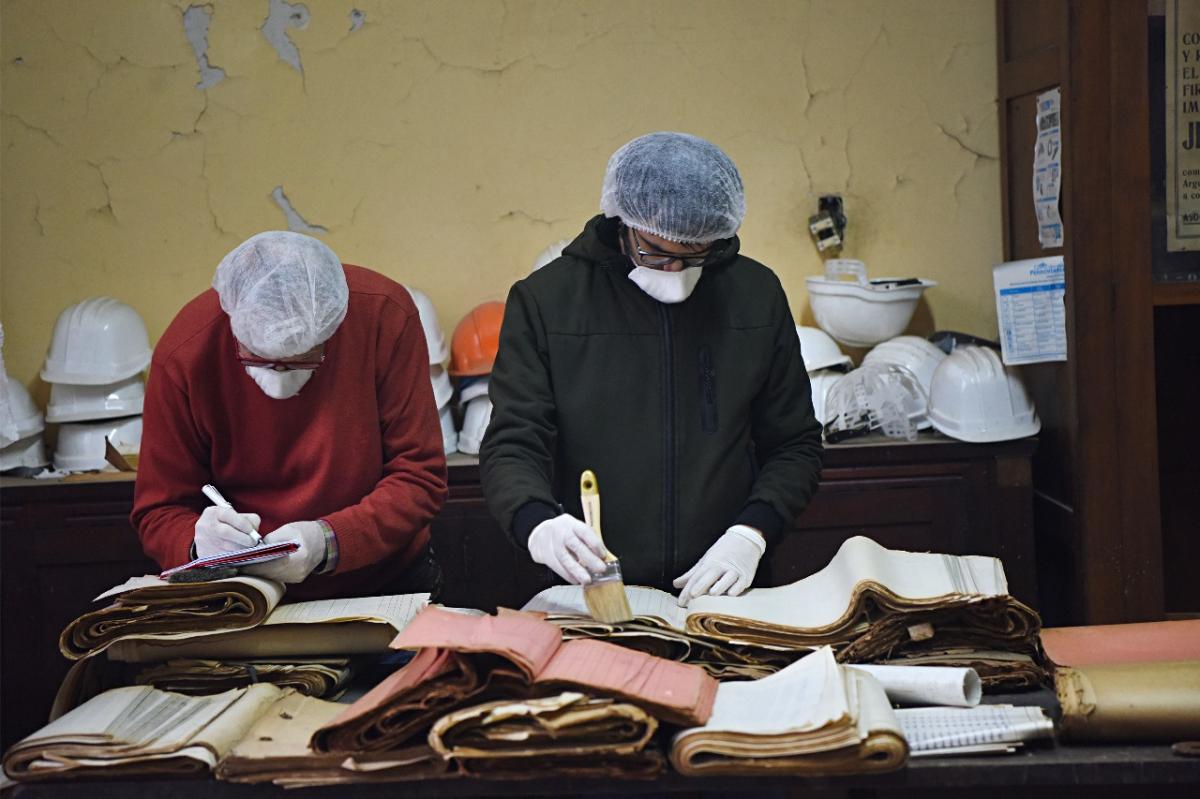 EN EQUIPO. Del proyecto forman parte estudiantes, profesores y ex obreros que brindan testimonio.  LA GACETA/ FOTO DE ANALÍA JARAMILLO