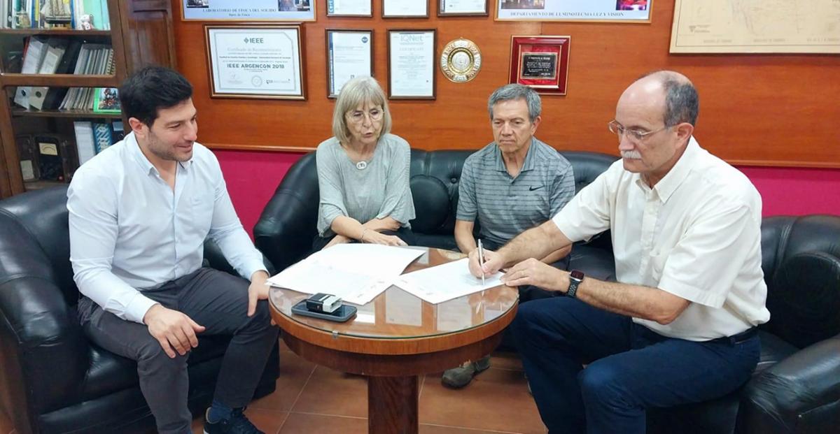 MÁS OPORTUNIDADES. El decano Miguel Ángel Cabrera firma un convenio para impulsar programas de pasantías que conecten a jóvenes con el mundo laboral.