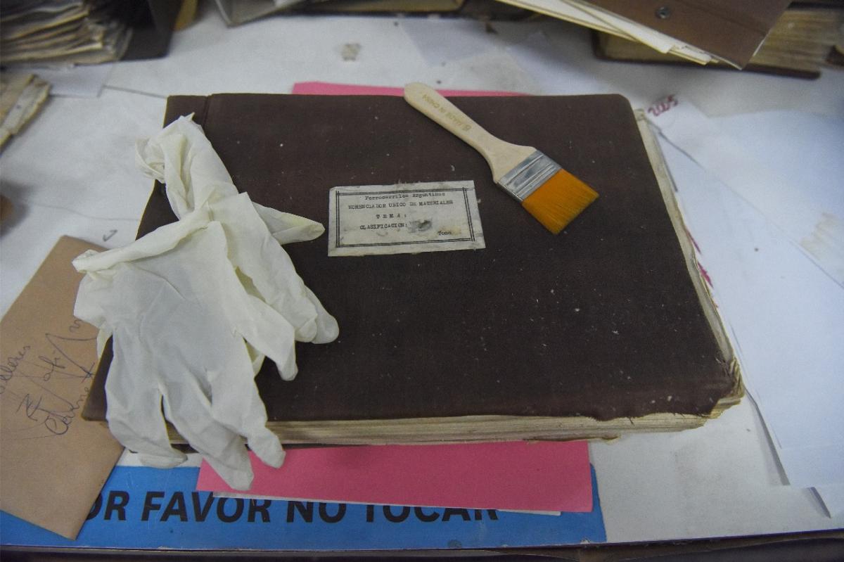 PROTECCIÓN. Se usan guantes y pinceles para resguardar a los trabajadores y a los documentos encontrados. LA GACETA/ FOTO DE ANALÍA JARAMILLO