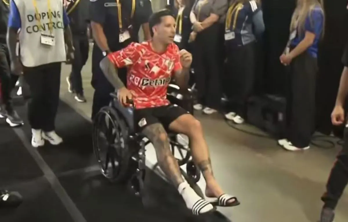 SIN ACTIVIDAD. El delantero abandonó el estadio de Seattle sin poder caminar.