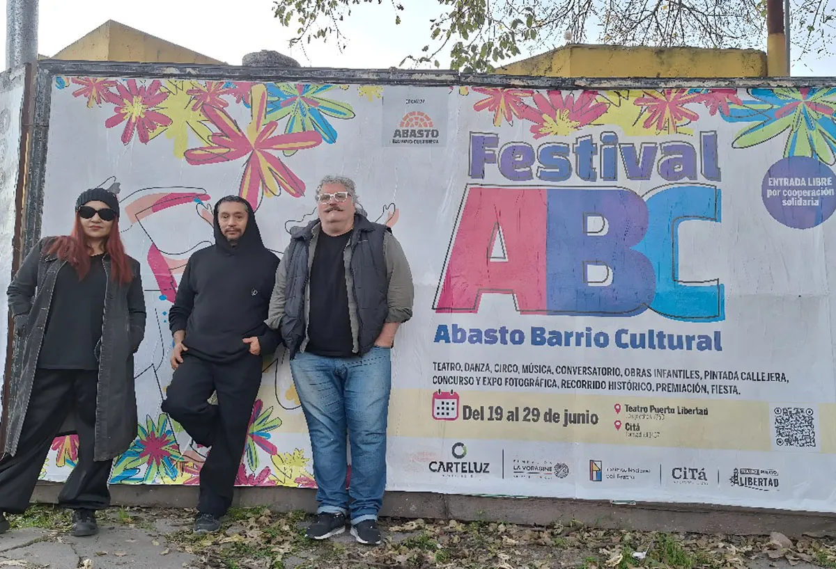 COMISIÓN ORGANIZADORA. Fernando Ríos, Pablo Gigena y Noé Andrade en una esquina tradicional del populoso y artístico barrio del Abasto.