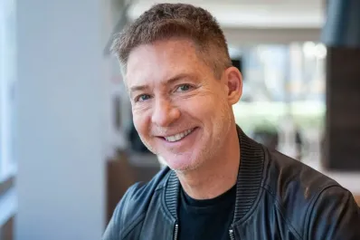 ¿Quién es la famosa periodista deportiva que estaría de novia con Adrián Suar?