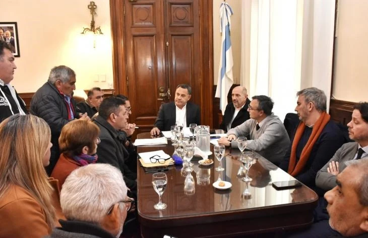 EN 25 DE MAYO 90. Los ministros Abad (Economía) y Amado (Gobierno) encabezan las negociaciones con los gremialistas.