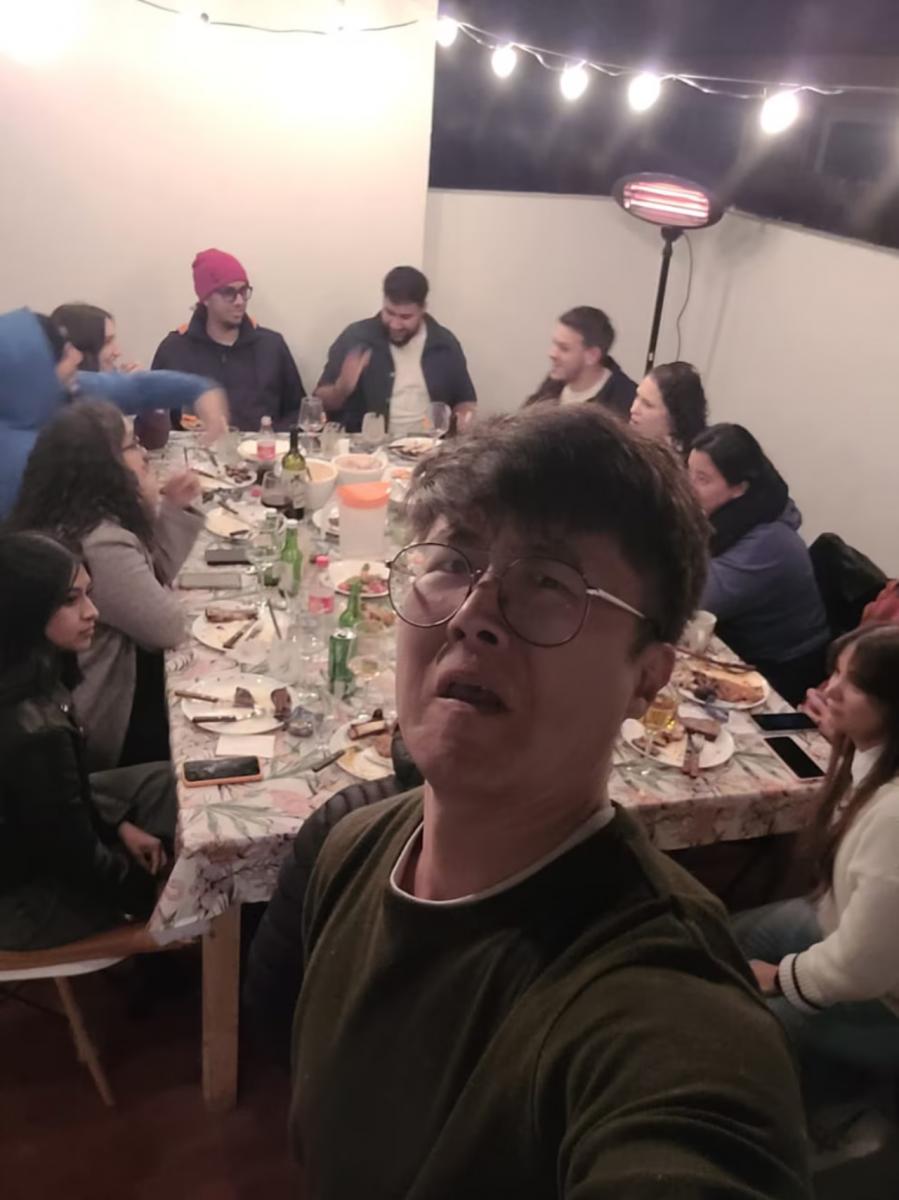 Asados para solos y solas: la original propuesta de un coreano que arrasa en redes