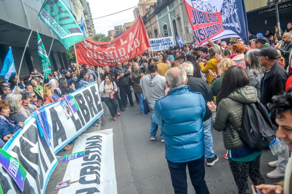 APOYO. Militantes y seguidores tucumanos se hicieron sentir en las calles.