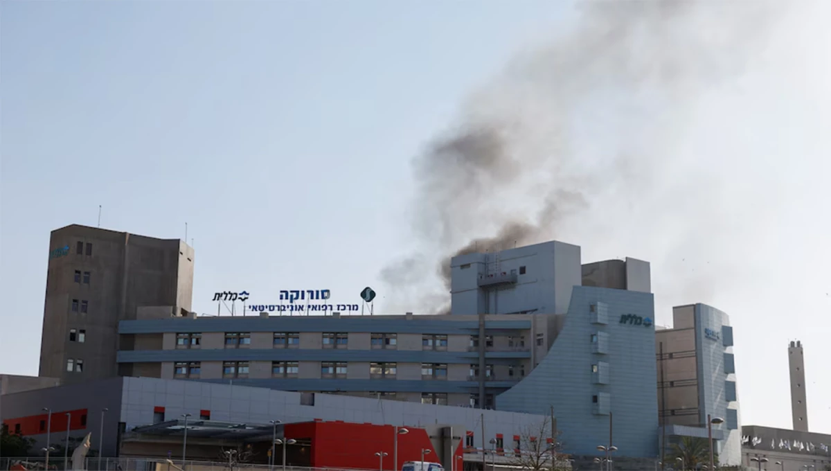 HUMEANDO. El Hospital Soroka de Berseeba fue alcanzado esta mañana por un cohete que habría sido lanzado desde Irán.