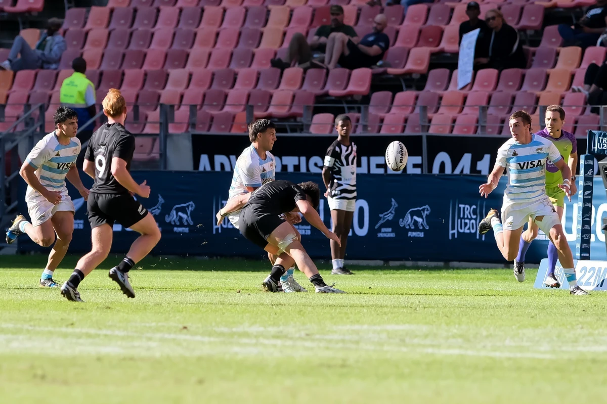 EN ACCIÓN. Martiniano Arrieta, que en la foto recibe un pase en el partido contra Nueva Zelanda por el Rugby Championship M20, se perderá el Mundial.