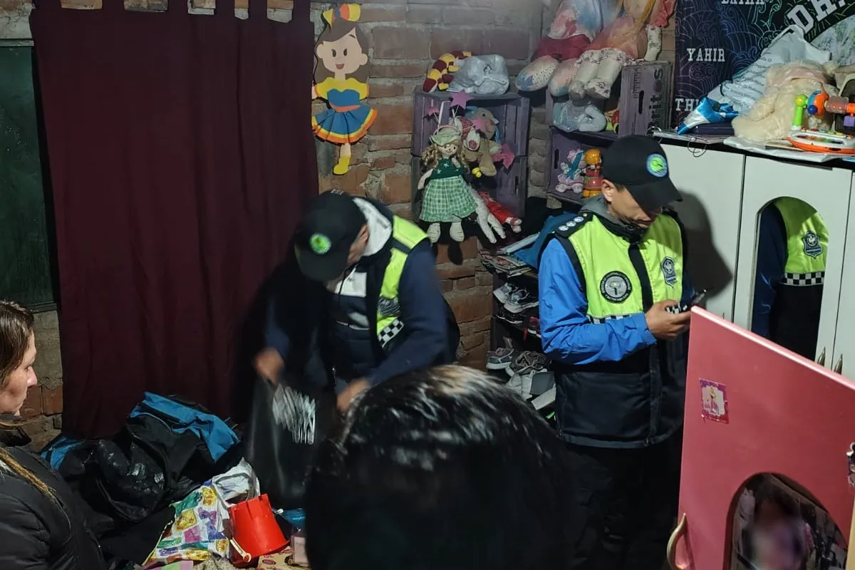 ALLANARON LA CASA DE LILIANA CARRIZO. Efectivos de la Brigada de Investigaciones revisaron la vivienda de la mujer.