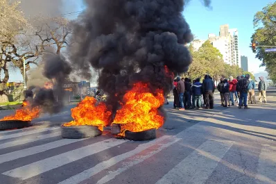 Con quema de neumáticos, trabajadores de Obras Viales de la Capital protestaron por sueldos bajos y destrato