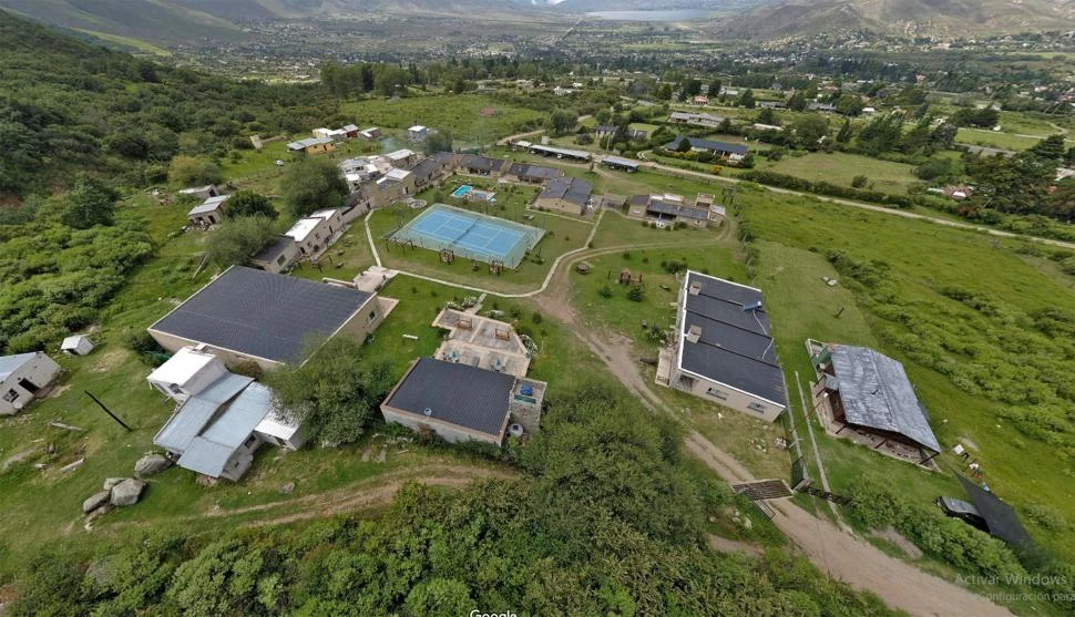 VISTA AÉREA. Las cabañas “Los Carolinos” se encuentran ubicadas en el kilómetro 66 de la ruta 307, un kilómetro antes de El Cristo de Tafí del Valle.