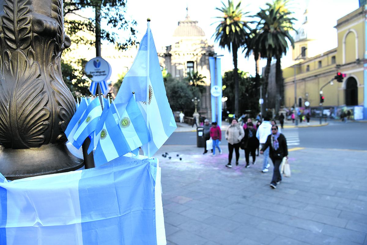 HONORES PATRIOS. Las banderas decoran la plaza Independencia, mientras los vecinos recorren el centro.
