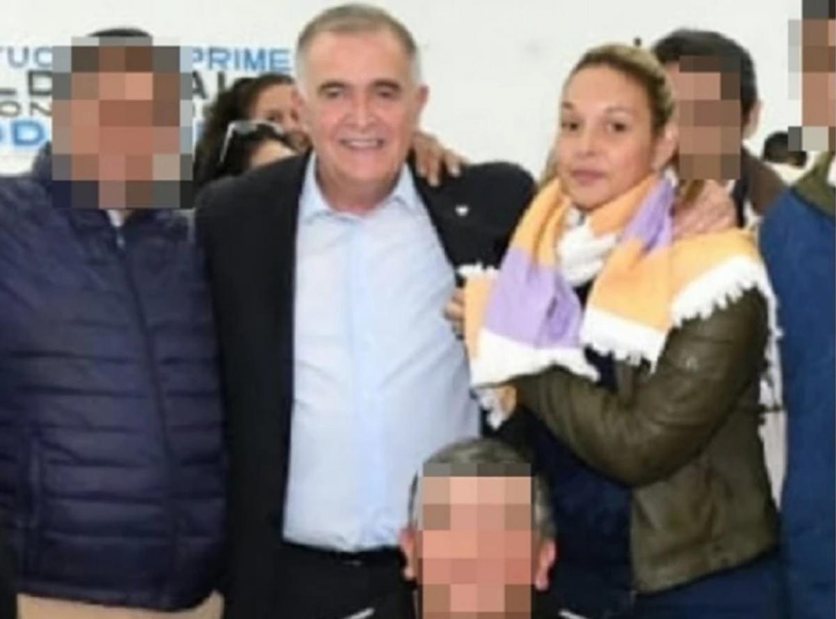 ROBO A JALDO. Un fotógrafo captó el momento en el que la acusada habría hurtado el celular.