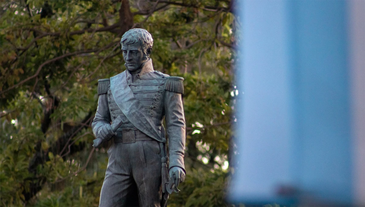 BARRIO SUR. Monumento a Manuel Belgrano, en el centro de la plaza que lleva su nombre. 