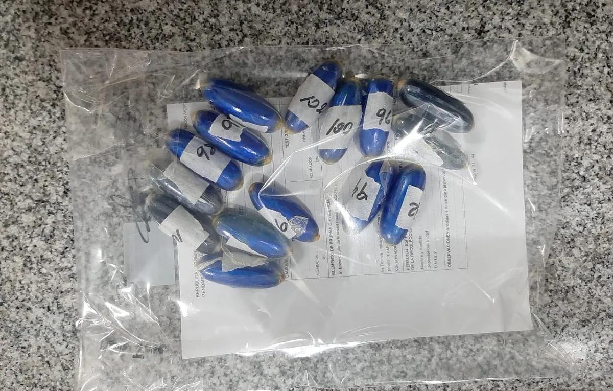 ESCONDITE. Según especialistas, una persona que trafica cápsulas con estupefacientes puede almacenar hasta un kilo de droga en su organismo.