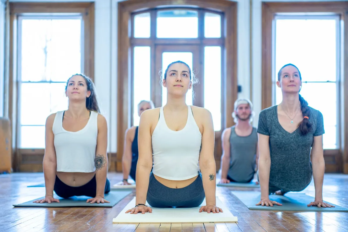 Día del Yoga: claves para recuperarte y completar los 108 saludos al sol