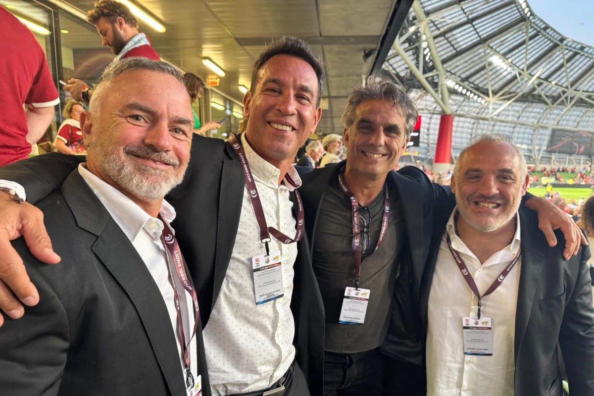 PRIVILEGIADO. El tucumano José María Núñez Piossek (segundo de izquierda a derecha) en el Aviva Stadium, junto a Enrique Pichot, Lisandro Arbizu y Rodrigo Roncero.