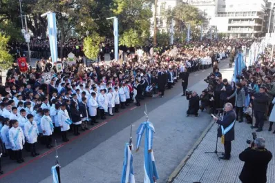 Más de 3.000 estudiantes tucumanos prometieron lealtad a la Bandera en la plaza Independencia