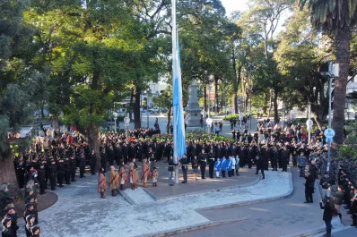 Día de la Bandera: así fue el emotivo izamiento en una plaza Independencia colmada de celeste y blanco