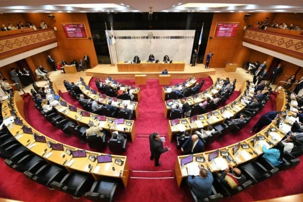 Los legisladores opinan sobre el caso del celular de Jaldo: ¿robo o hecho político?