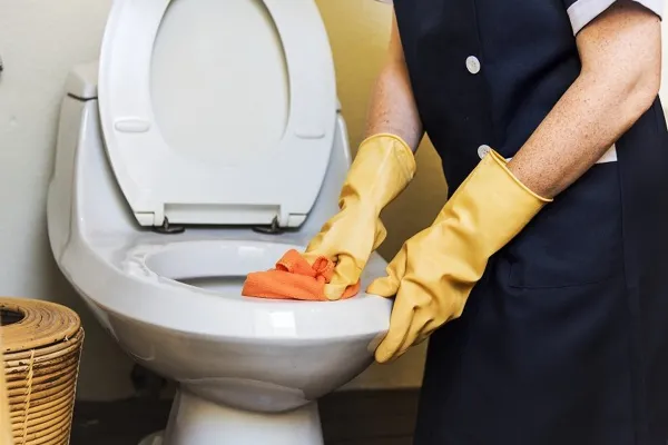 Cada cuánto deberías limpiar tu inodoro para evitar microbios dañinos, según especialistas