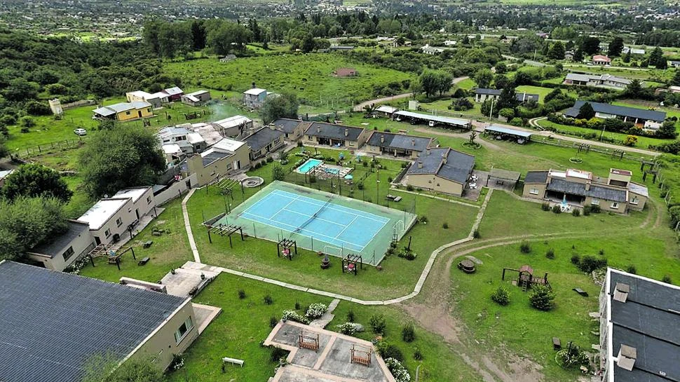 EN LA QUEBRADITA. El emprendimiento se edificó en el corazón del loteo, un kilómetro antes de El Cristo. 