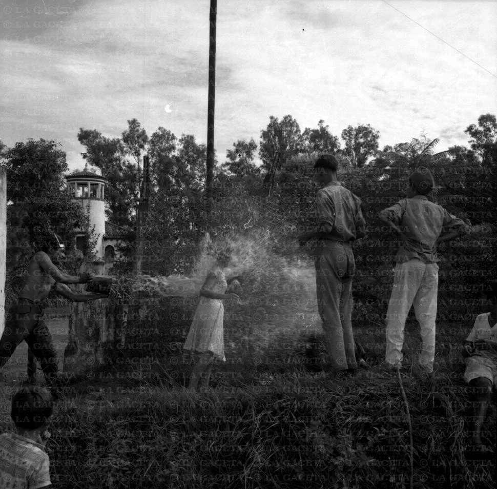 Recuerdos fotográficos: agua y harina: carnaval en los 60