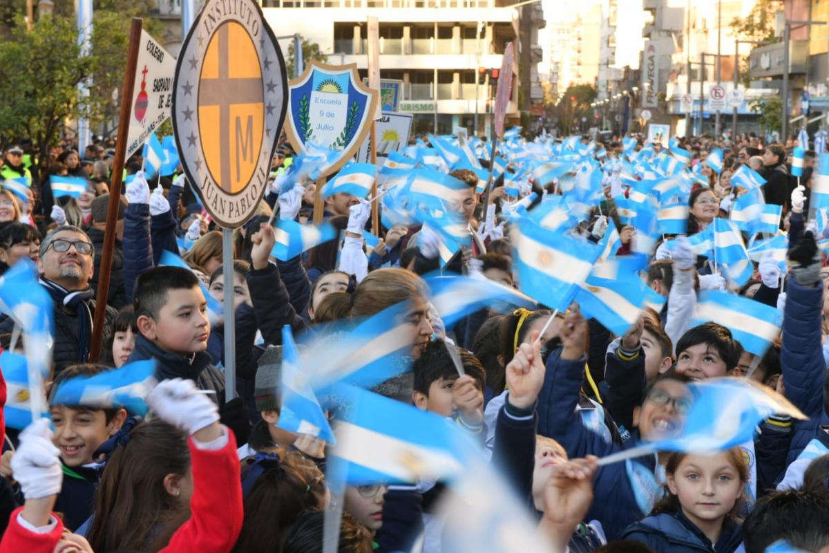 Más de 3.000 estudiantes tucumanos prometieron lealtad a la Bandera en la plaza Independencia