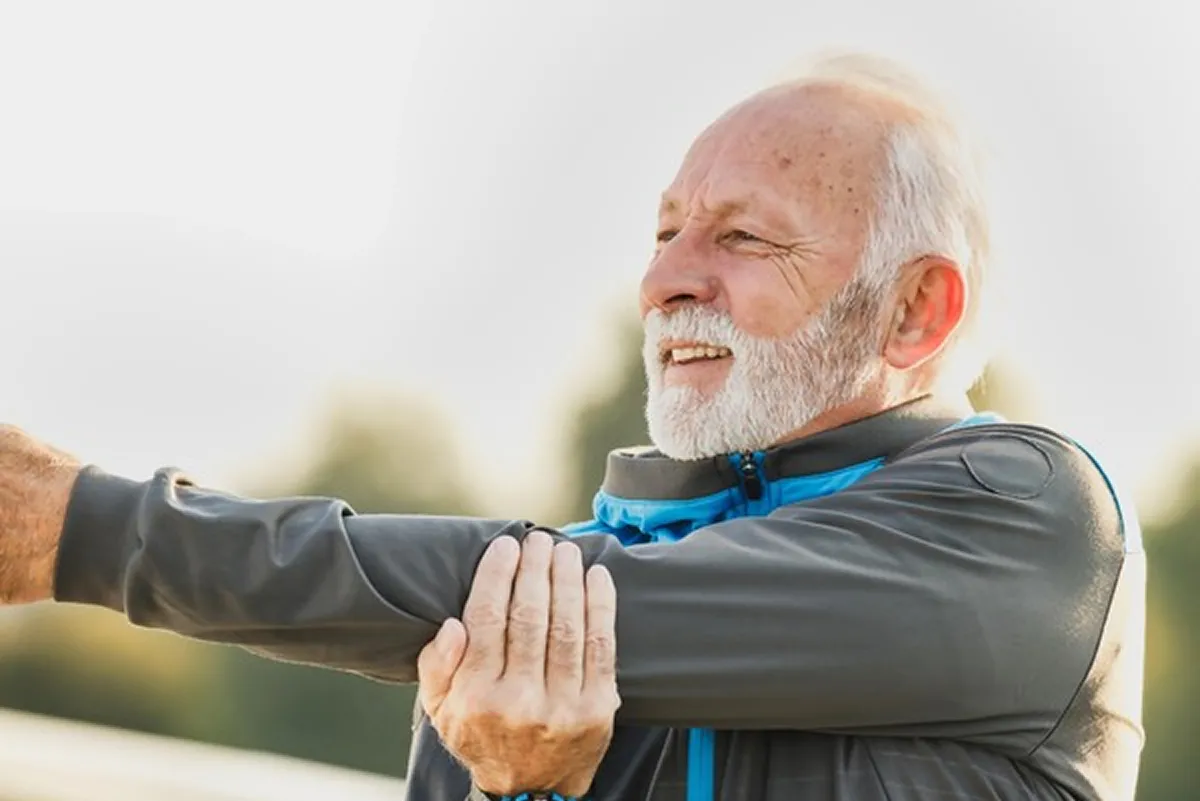 El ejercicio de bajo impacto que puede aliviar los dolores de espalda después de los 55