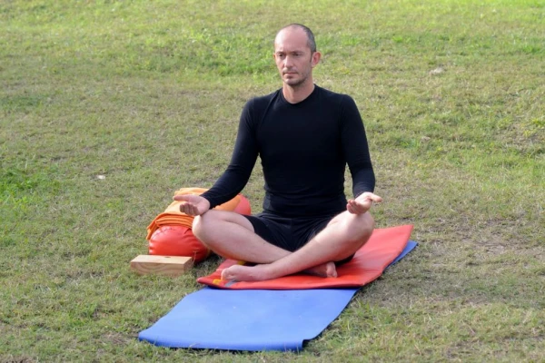 Yoga, la práctica ancestral que conecta cuerpo, mente y naturaleza