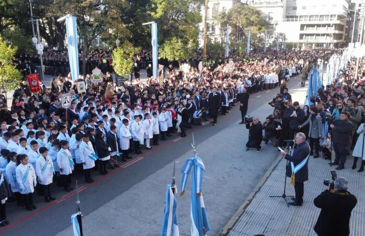 MASIVA CONCENTRACIÓN. El gobernador Osvaldo Jaldo les tomó la promesa de la lealtad a la Bandera a 3.300 alumnos de todo Tucumán.