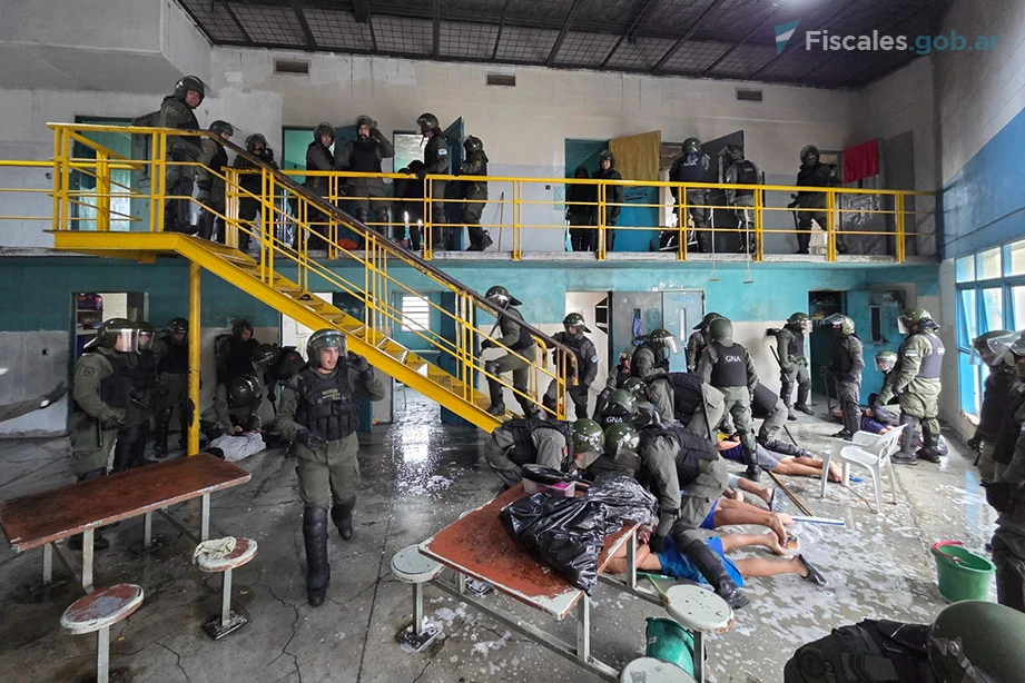 ALLANAMIENTO. Los reclusos intentaron deshacerse de evidencia al notar la presencia del personal de Gendarmería. gendarmería nacional
