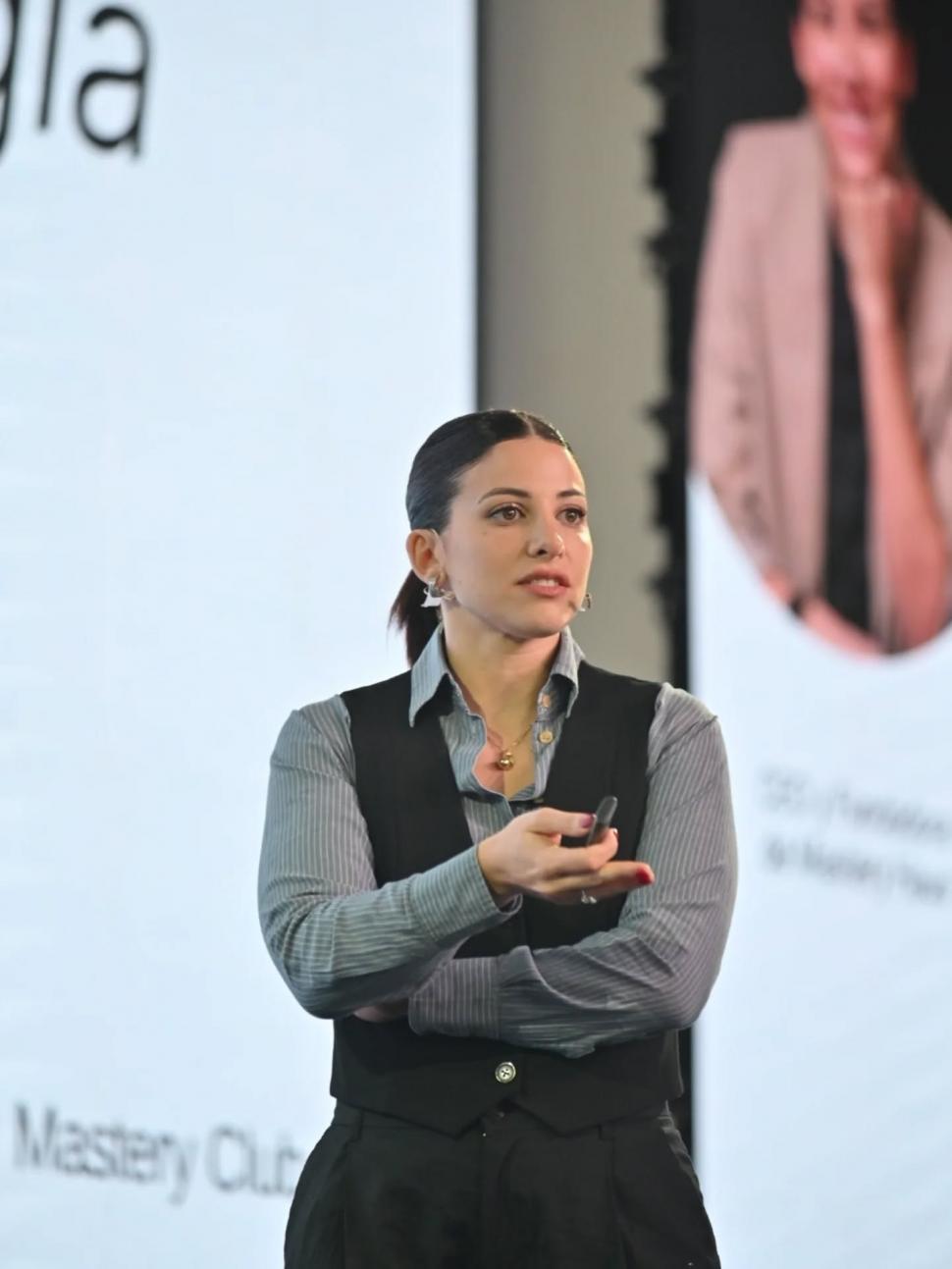 EMPRENDEDORA. Sofía Contreras asesora a empresas, es escritora y también da consejos sobre productividad y desarrollo a sus seguidores en las redes.