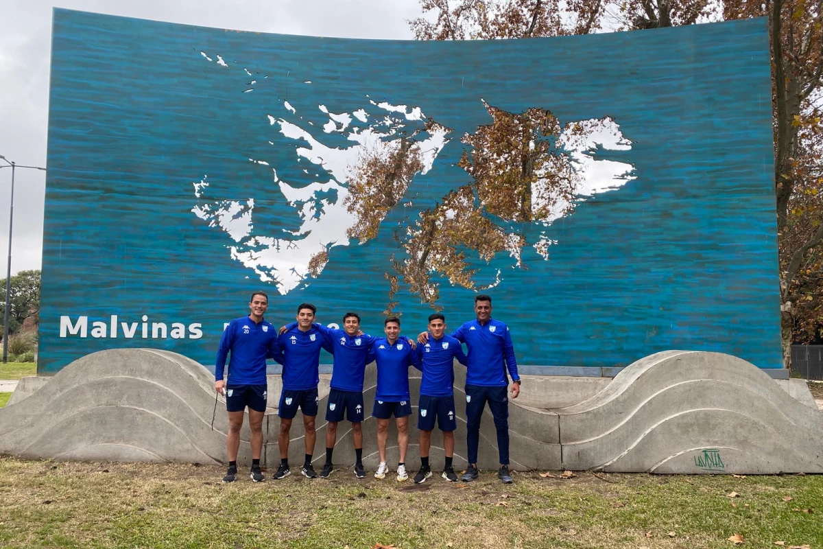 EN EL MONUMENTO. Patricio Albornoz, Ignacio Galván, Agustín Franco, Cristian Mustafa, Leonel Vega y Carlos Barrionuevo.