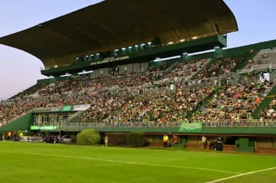 Ferro, atrapado en el ascenso: 25 años de frustraciones y un grito que se repite